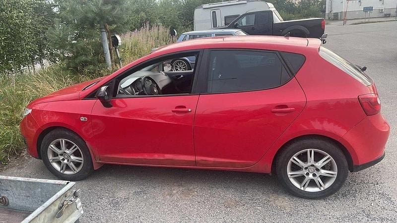 Röd Begagnad 2010 Seat Ibiza Style Halvkombi | 27 000 kr (Marknadspris) - Bild 1/3