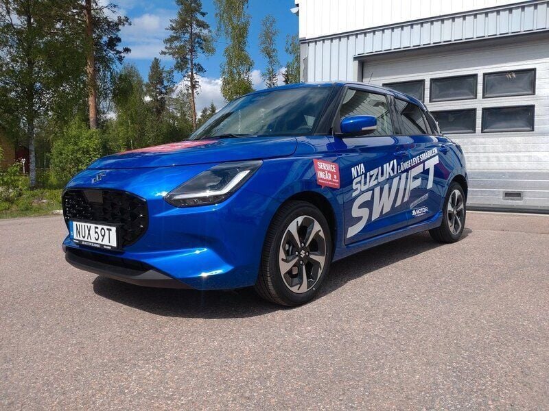 Blå Ny 2024 Suzuki Swift Halvkombi | 251 400 kr (Marknadspris) - Bild 1/4