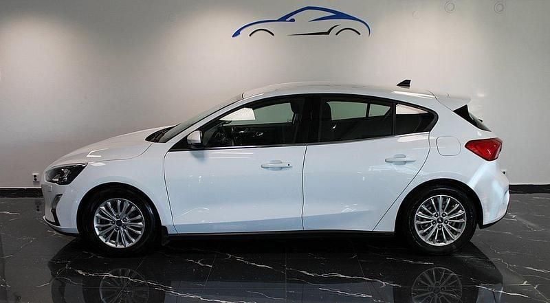 Vit Begagnad 2020 Ford Focus Titanium Halvkombi | 159 800 kr (Marknadspris) - Bild 1/4