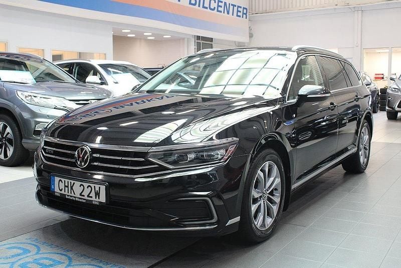 Svart Begagnad 2020 VW Passat GTE Kombi | 239 900 kr (Marknadspris) - Bild 1/4