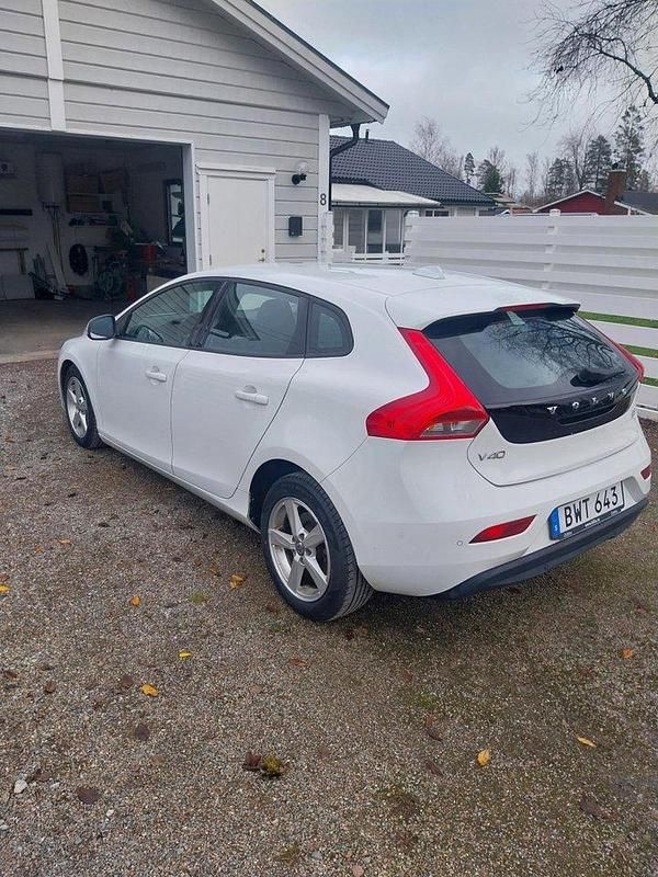 Vit Begagnad 2015 Volvo V40 Kinetic Halvkombi | 112 500 kr (Marknadspris) - Bild 1/4