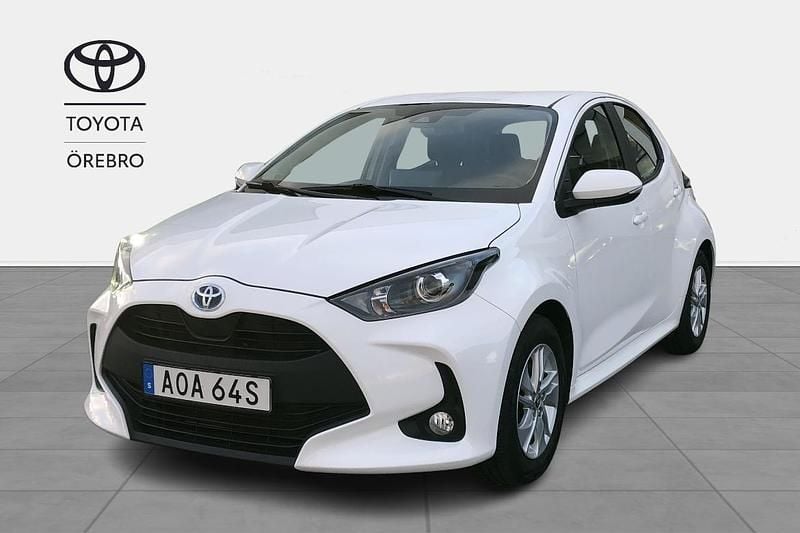 Vit Begagnad 2023 Toyota Yaris Hybrid Active Halvkombi | 222 900 kr (Marknadspris) - Bild 1/4