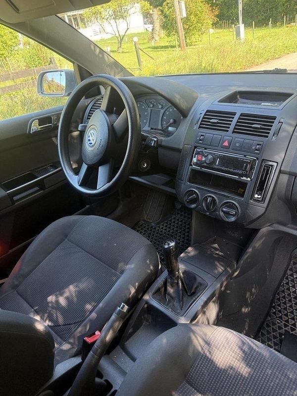 Silver Begagnad 2002 VW Polo Comfortline Halvkombi | 5 000 kr (Bra pris) - Bild 1/4