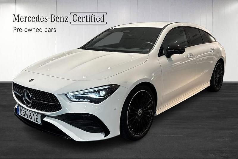 Vit Begagnad 2024 Mercedes CLA200 Shooting Brake AMG Line Premium Kombi | 389 900 kr (Marknadspris) - Bild 1/4