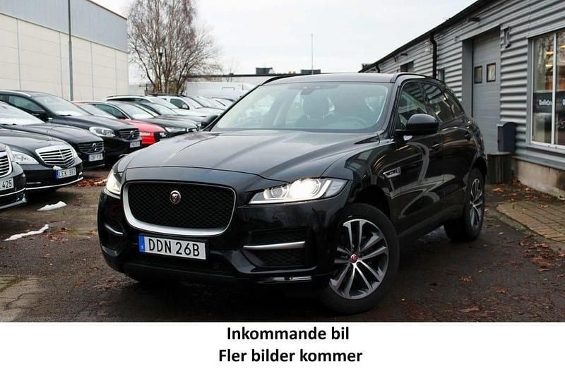 Svart Begagnad 2019 Jaguar F-Pace R-Sport SUV | 219 900 kr (Marknadspris) - Bild 1/4