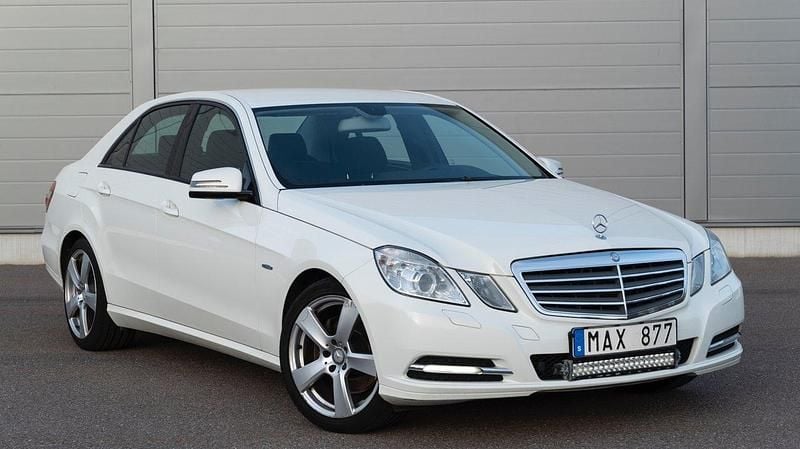Vit Begagnad 2011 Mercedes E200 Classic Sedan | 84 900 kr (Marknadspris) - Bild 1/4