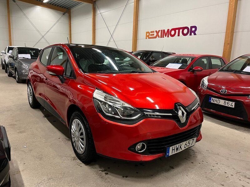 Begagnad Renault Clio IV Life 74 HK (54 kW) 2015 Röd Halvkombi