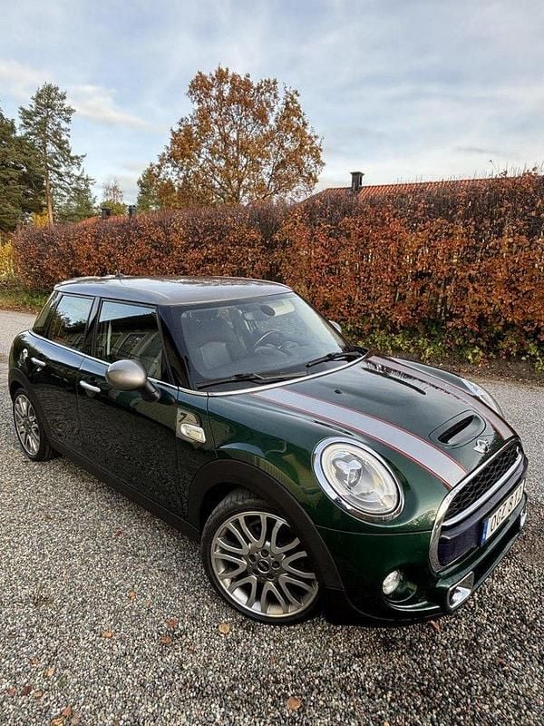 Grön Begagnad 2017 Mini Cooper S Chili Halvkombi | 157 000 kr (Marknadspris) - Bild 1/4