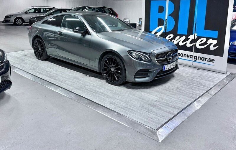 Grå Begagnad 2018 Mercedes E220 AMG line Sportkupé | 399 000 kr (Marknadspris) - Bild 1/2