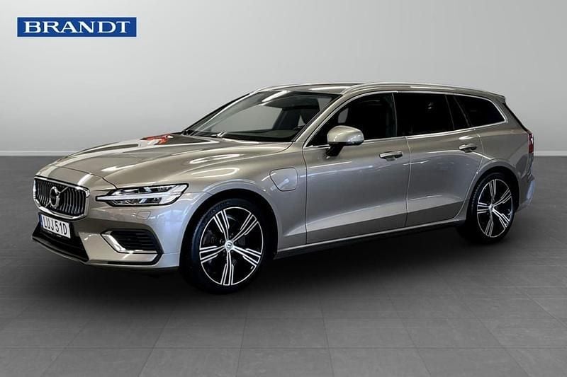 Grå Begagnad 2021 Volvo V60 Inscription Kombi | 349 900 kr (Marknadspris) - Bild 1/4