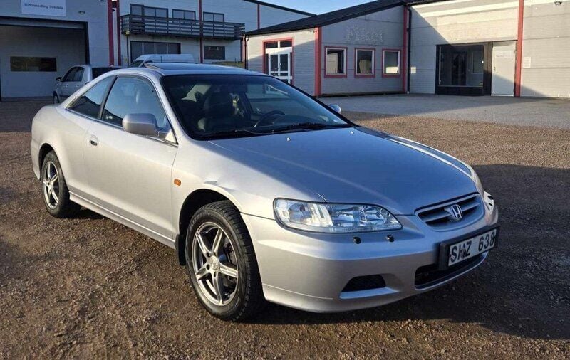 Ljusgrå Begagnad 2000 Honda Accord Sportkupé | 49 900 kr - Bild 1/4