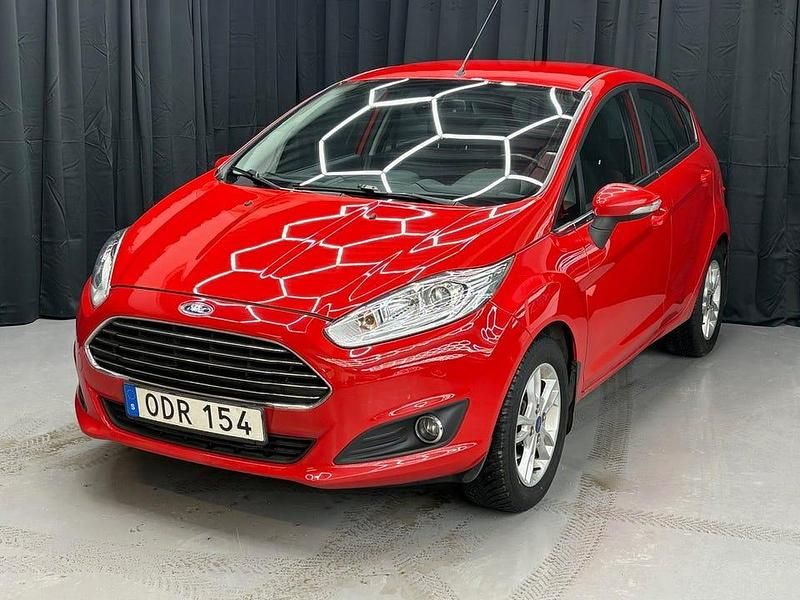 Röd Begagnad 2016 Ford Fiesta Titanium Halvkombi | 69 900 kr (Marknadspris) - Bild 1/4