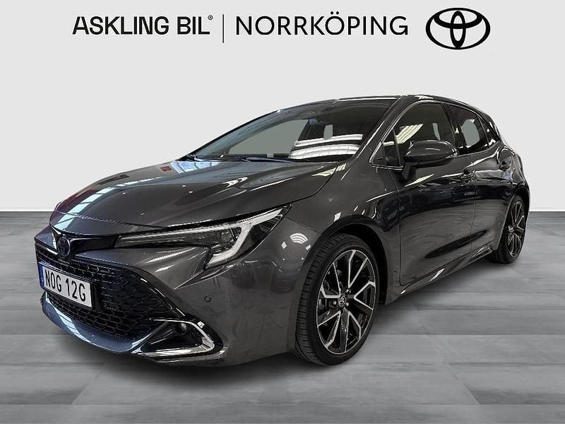 Mörkgrå (grå) Begagnad 2023 Toyota Corolla Executive Halvkombi | 309 000 kr (Lite dyr) - Bild 1/3