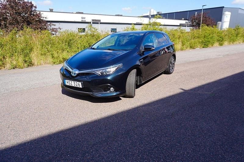 Mörkblå (blå) Begagnad 2016 Toyota Auris Hybrid Active Halvkombi | 124 900 kr (Marknadspris) - Bild 1/4
