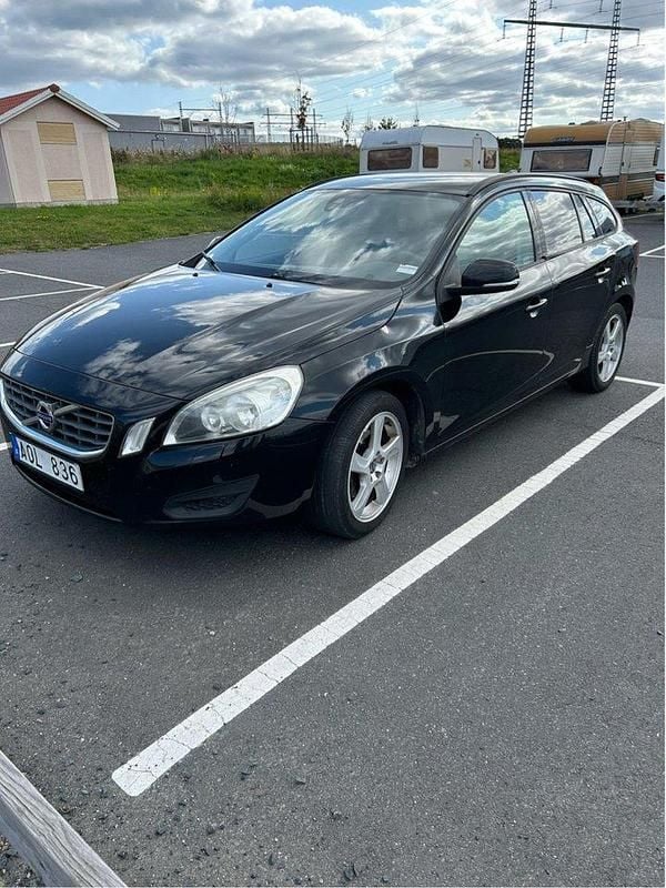 Svart Begagnad 2011 Volvo V60 Kombi | 63 000 kr (Superpris) - Bild 1/4