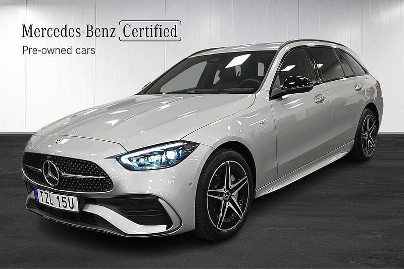 Silver Begagnad 2024 Mercedes C300e AMG Kombi | 519 000 kr (Marknadspris) - Bild 1/4