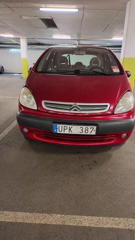 Röd Begagnad 2004 Citroën Xsara Picasso Minibuss | 25 000 kr (Dyr) - Bild 1/4
