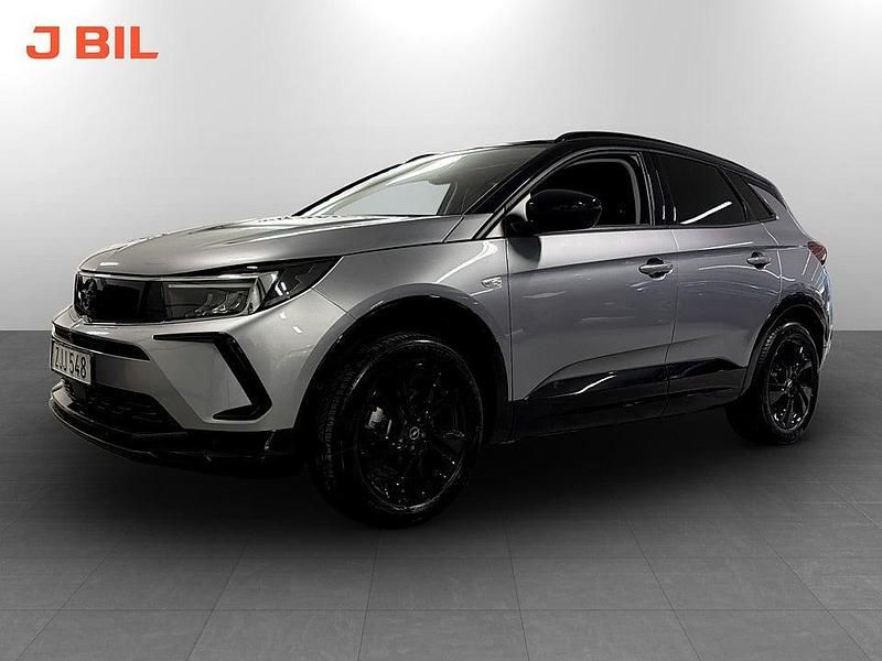 Grå Begagnad 2024 Opel Grandland X SUV | 259 900 kr (Marknadspris) - Bild 1/3
