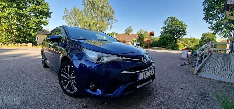 Blå Begagnad 2015 Toyota Avensis Active Kombi | 128 000 kr (Marknadspris) - Bild 1/4