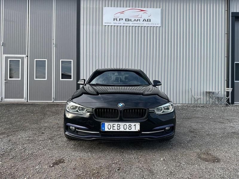 Svart Begagnad 2016 BMW 318 Sport Line Sedan | 169 900 kr (Marknadspris) - Bild 1/4