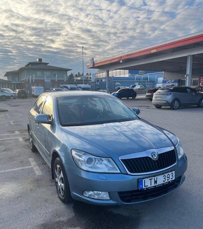 Grå Begagnad 2012 Skoda Octavia Elegance Halvkombi | 44 500 kr (Superpris) - Bild 1/4