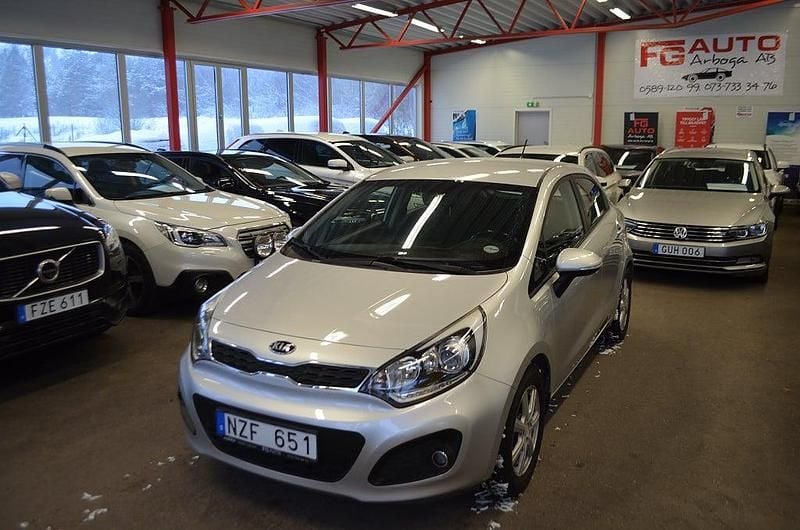 Grå Begagnad 2013 Kia Rio Comfort Halvkombi | 69 000 kr (Superpris) - Bild 1/4