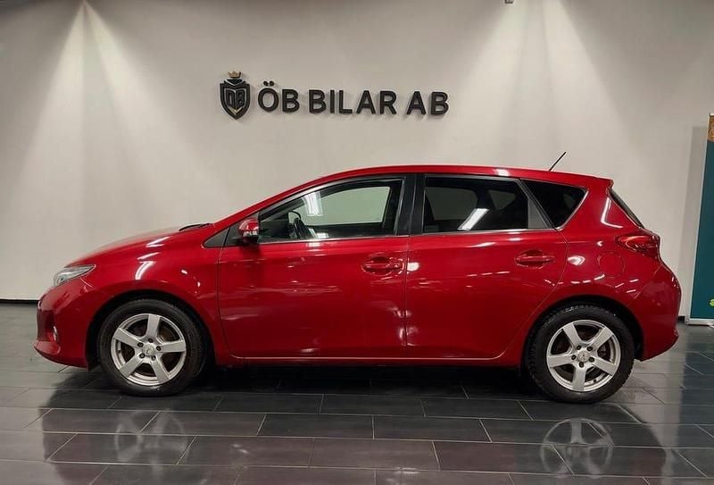 Begagnad Toyota Auris Executive 132 HK (97 kW) 2013 Röd Halvkombi