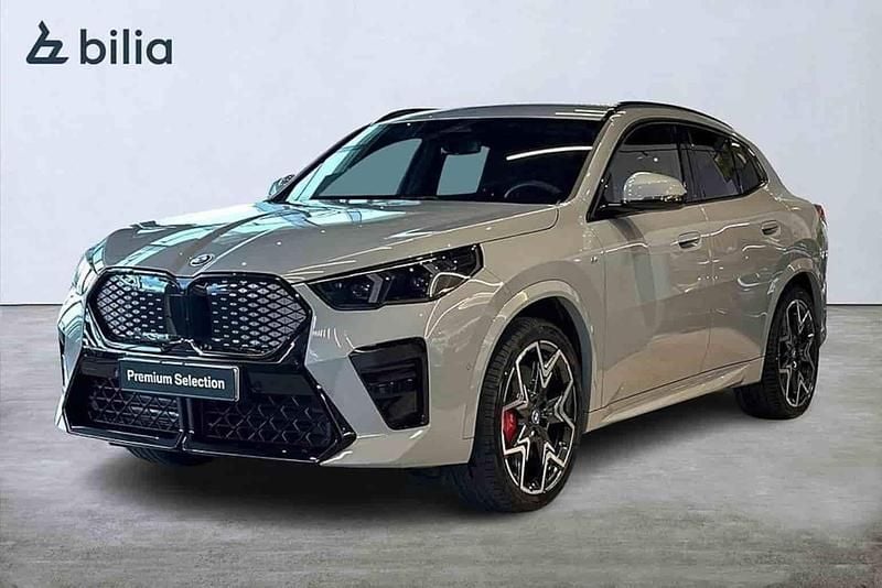 Grå Begagnad 2024 BMW iX2 M Sport SUV | 599 900 kr (Marknadspris) - Bild 1/1