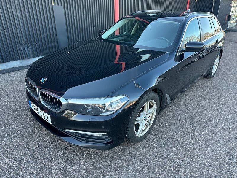 Svart Begagnad 2017 BMW 520 Kombi | 189 000 kr (Dyr) - Bild 1/4