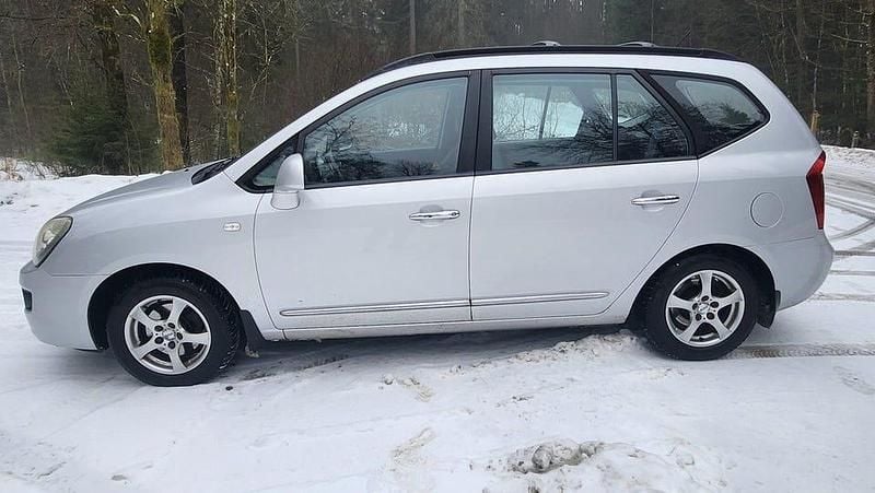 Begagnad Kia Carens 140 HK (102 kW) 2007 Silver Minibuss