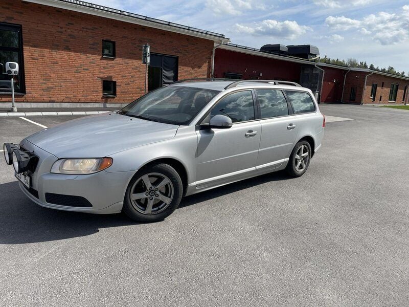 Grå Begagnad 2011 Volvo V70 Drive Kinetic Kombi | 58 900 kr (Bra pris) - Bild 1/4