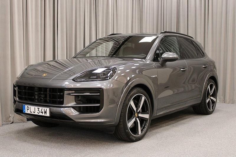 Mörkgrå Begagnad 2023 Porsche Cayenne Sport SUV | 1 169 000 kr (Bra pris) - Bild 1/4