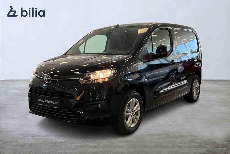 Svart Begagnad 2023 Toyota Proace City Van | 329 000 kr (Marknadspris) - Bild 1/1