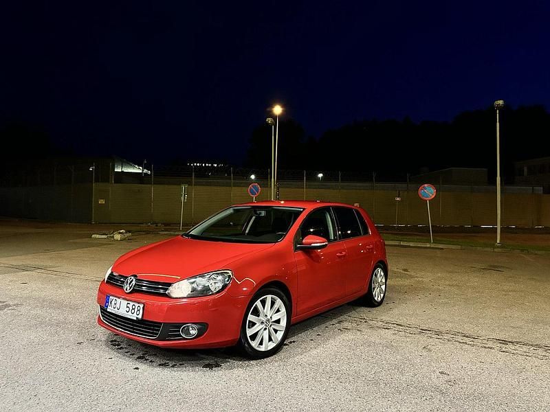 Röd Begagnad 2010 VW Golf VI Edition Halvkombi | 89 000 kr (Lite dyr) - Bild 1/4