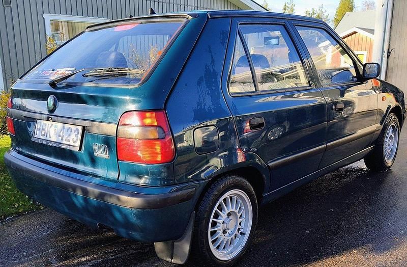 Grön Begagnad 2000 Skoda Felicia Halvkombi | 13 000 kr - Bild 1/4