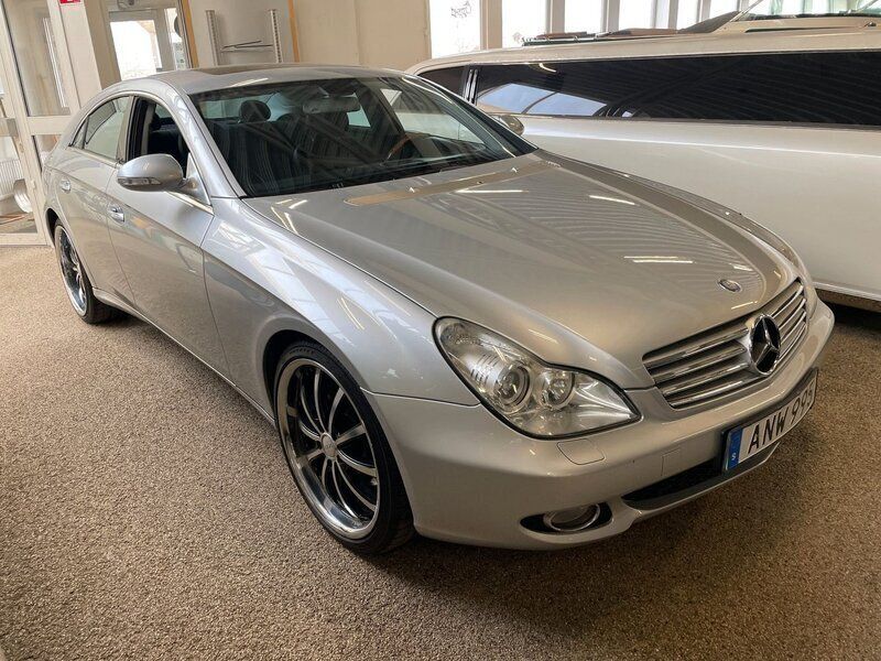 Silver Begagnad 2004 Mercedes CLS500 Sportkupé | 104 000 kr - Bild 1/4
