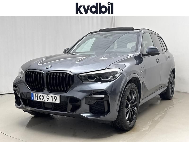 Grå Begagnad 2022 BMW X5 iPerformance SUV | 579 000 kr (Marknadspris) - Bild 1/3