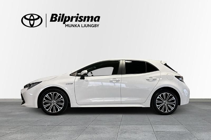 Begagnad Toyota Corolla Hybrid Style 124 HK (91 kW) 2020 Vit Halvkombi