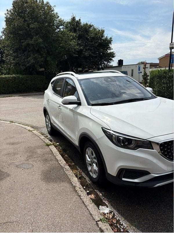 Vit Begagnad 2021 MG ZS Luxury Sedan | 145 000 kr (Superpris) - Bild 1/4