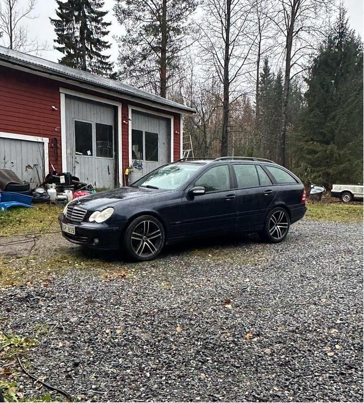 Blå Begagnad 2005 Mercedes C220 Classic Kombi | 27 000 kr (Lite dyr) - Bild 1/1