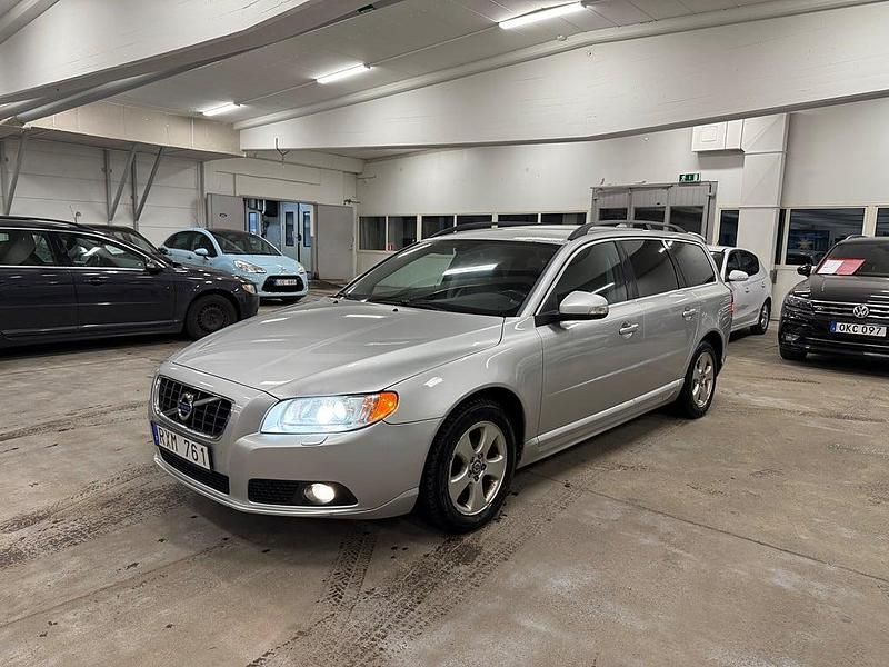 Ljusgrå Begagnad 2010 Volvo V70 Momentum Kombi | 59 900 kr (Marknadspris) - Bild 1/4