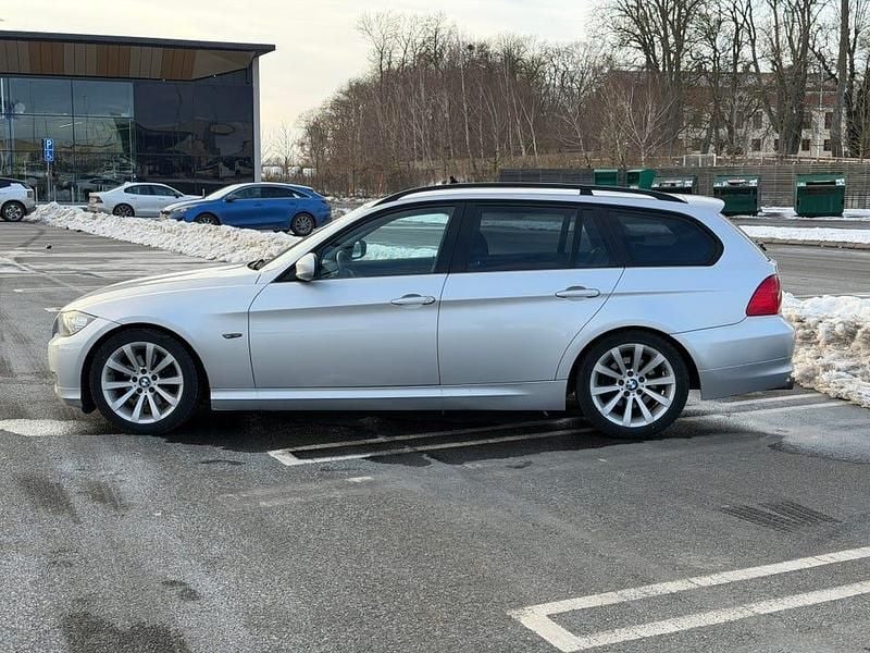 Begagnad BMW 320 177 HK (130 kW) 2009 Titanium silver metallic Kombi
