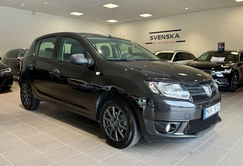 Svart Begagnad 2013 Dacia Sandero Halvkombi | 47 900 kr (Marknadspris) - Bild 1/4