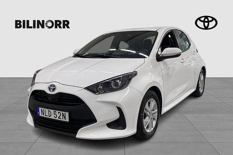 Vit Begagnad 2022 Toyota Yaris Hybrid Halvkombi | 199 900 kr (Marknadspris) - Bild 1/3