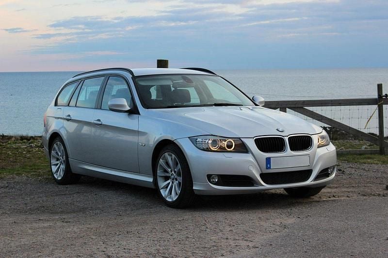 Grå Begagnad 2012 BMW 320 Advantage Kombi | 79 000 kr (Bra pris) - Bild 1/2