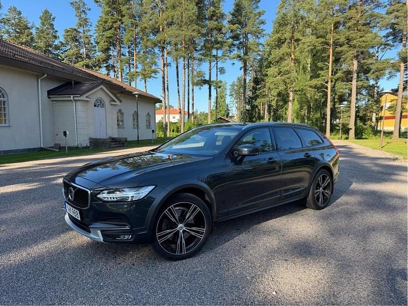 Grå Begagnad 2019 Volvo V90 CC Momentum Kombi | 305 000 kr (Marknadspris) - Bild 1/4