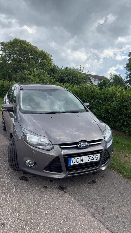 Brun Begagnad 2013 Ford Focus Titanium Kombi | 49 900 kr (Marknadspris) - Bild 1/4