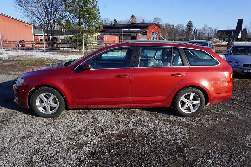 Begagnad Skoda Octavia 105 HK (77 kW) 2014 Röd Halvkombi