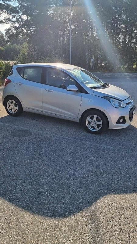 Silver Begagnad 2014 Hyundai i10 Halvkombi | 39 000 kr (Superpris) - Bild 1/2