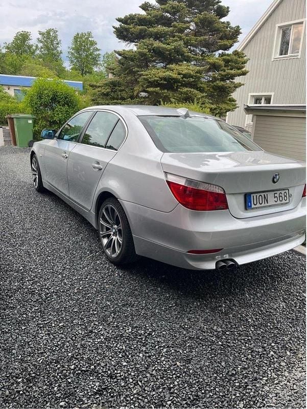 Grå Begagnad 2004 BMW 525 Sedan | 65 000 kr (Marknadspris) - Bild 1/4
